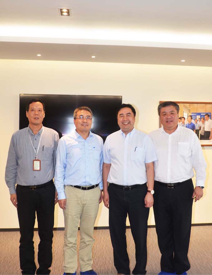 趙振元同志、何平書記與上海寶冶集團(tuán)董事長王石磊、總經(jīng)理陳剛親切合影.jpg