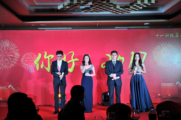 1496420778816841.jpg 2-主持人宣布晚會(huì)開始.JPG