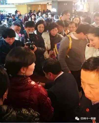15-讀者排隊(duì)等候簽名，把趙振元圍得水泄不通.webp.jpg