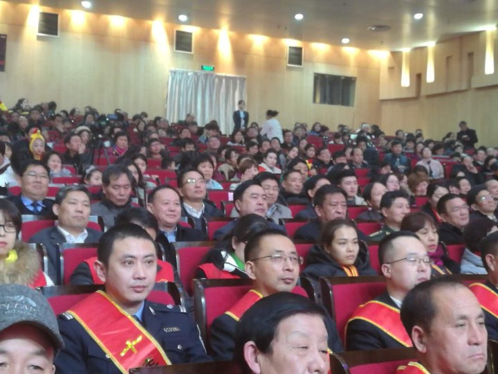 2-趙振元同志與袁三軍市委書記、市人大主任李明楨、市政協(xié)主席談得勝、駐鞏義部隊(duì)首長(zhǎng)等一起觀看晚會(huì).jpg