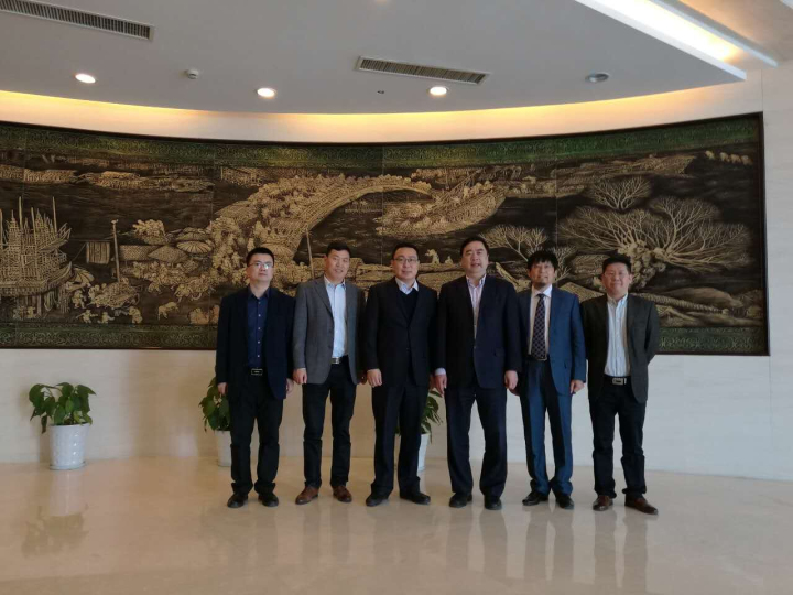 9-趙振元、周安舉、賀奎田、郭明偉與與中天集團(tuán)總裁薛馳、中天科技新能源產(chǎn)業(yè)鏈總經(jīng)理曹紅彬親切合影.jpg