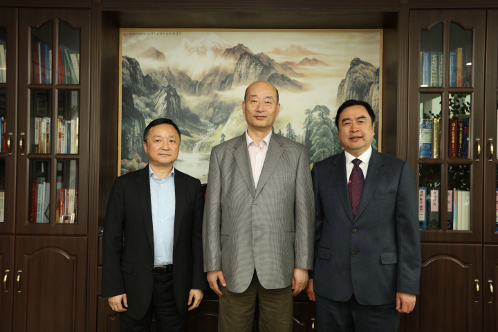 4-趙振元董事長(zhǎng)與傅文彪董事長(zhǎng)、卞家駿總裁在趙振元同志的辦公室親切合影.jpg