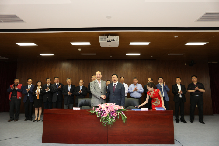 11-簽約成功，趙振元董事長(zhǎng)與傅文彪董事長(zhǎng)親切握手.jpg